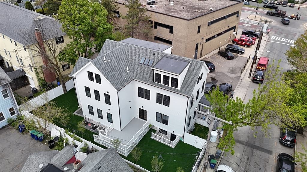 Multifamiliar de 11 quartos em 174 Walnut Street, Somerville