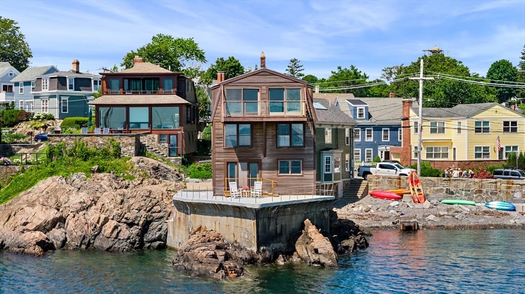 2-bed Single Family at 137R Front, Marblehead
