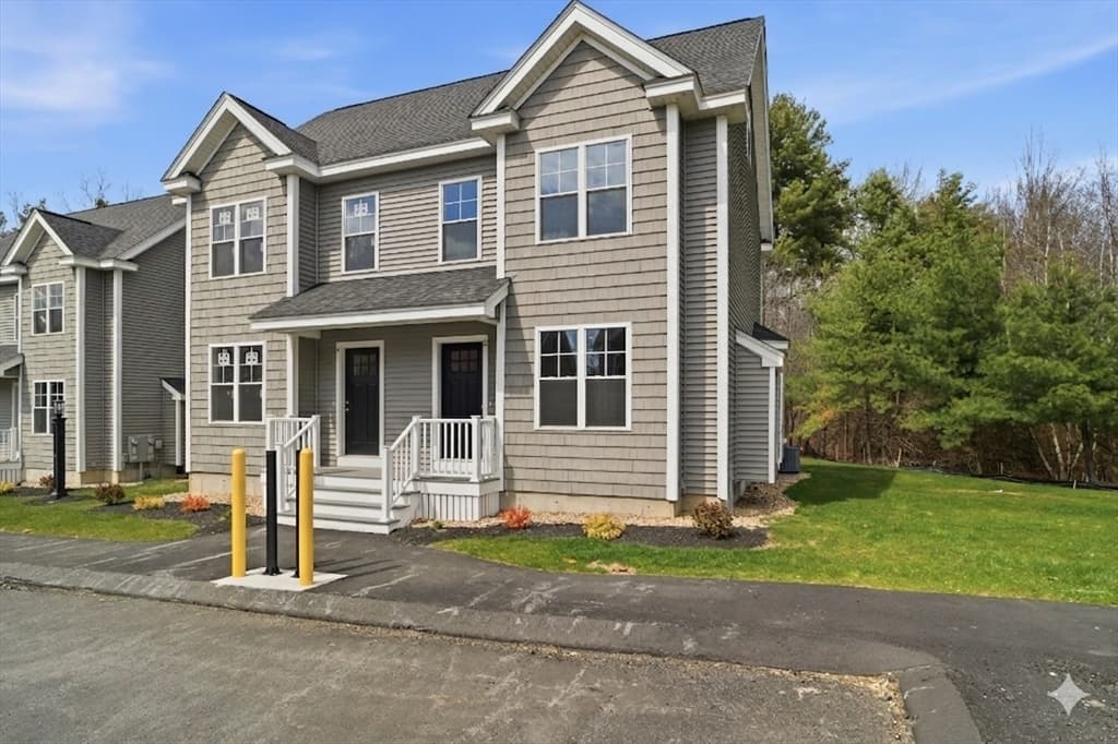 Condominio de 2 habitaciones en 16 Ambrose Way # 16, Shirley