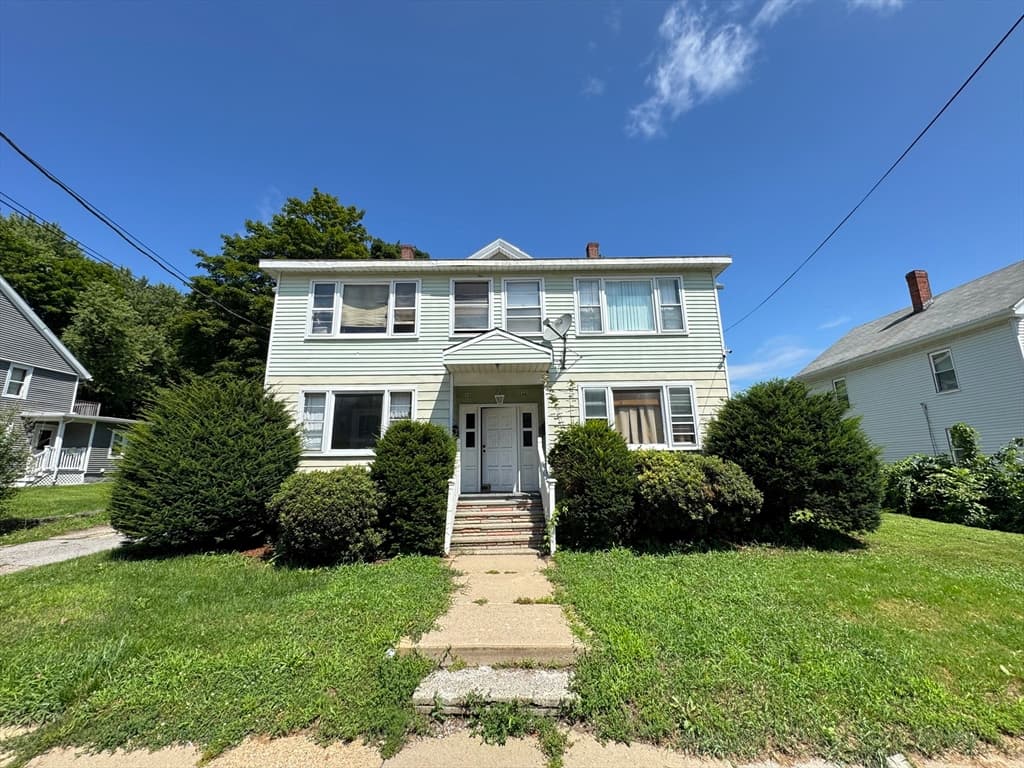 Multifamiliar de 9 habitaciones en 48 Union St, Southbridge