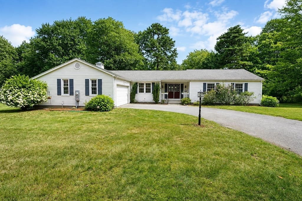 3-bed Single Family at 93 Wyndward Rd, Longmeadow