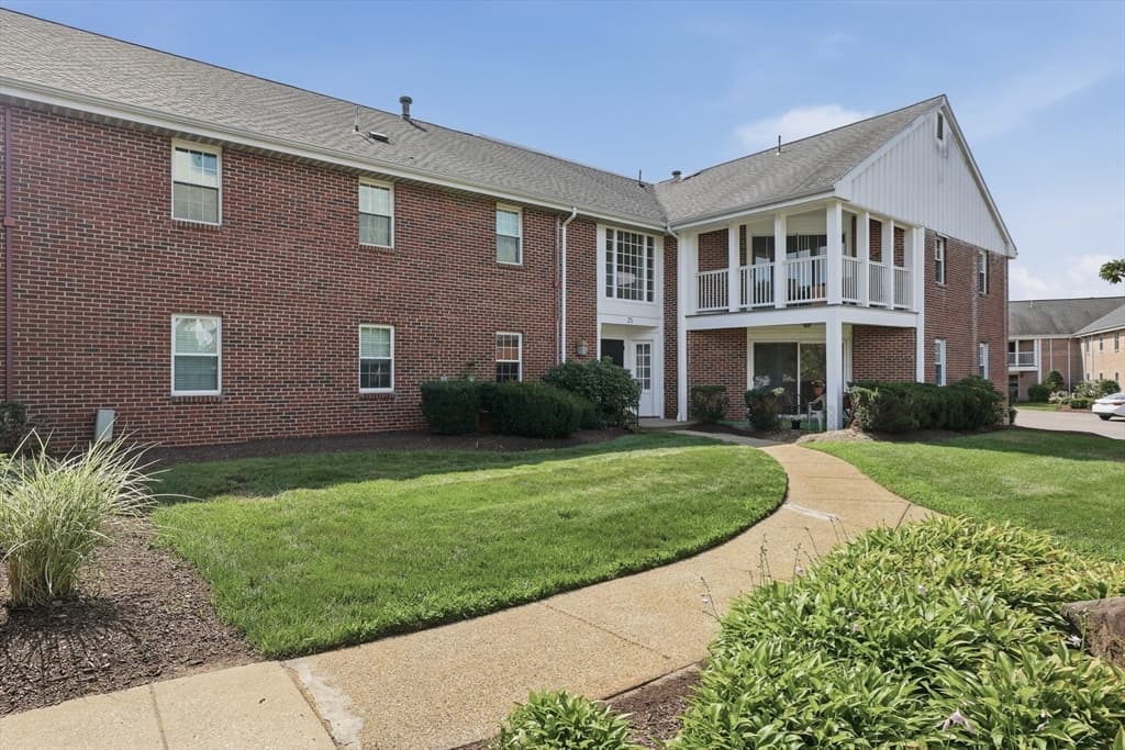 Condomínio de 2 quartos em 25 Jessica Dr # A, Stoughton