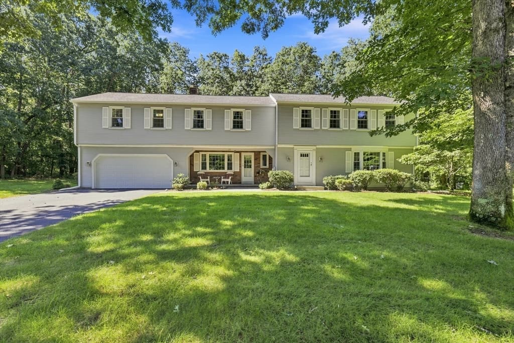 4-bed Single Family at 76 Mohawk Dr, Longmeadow