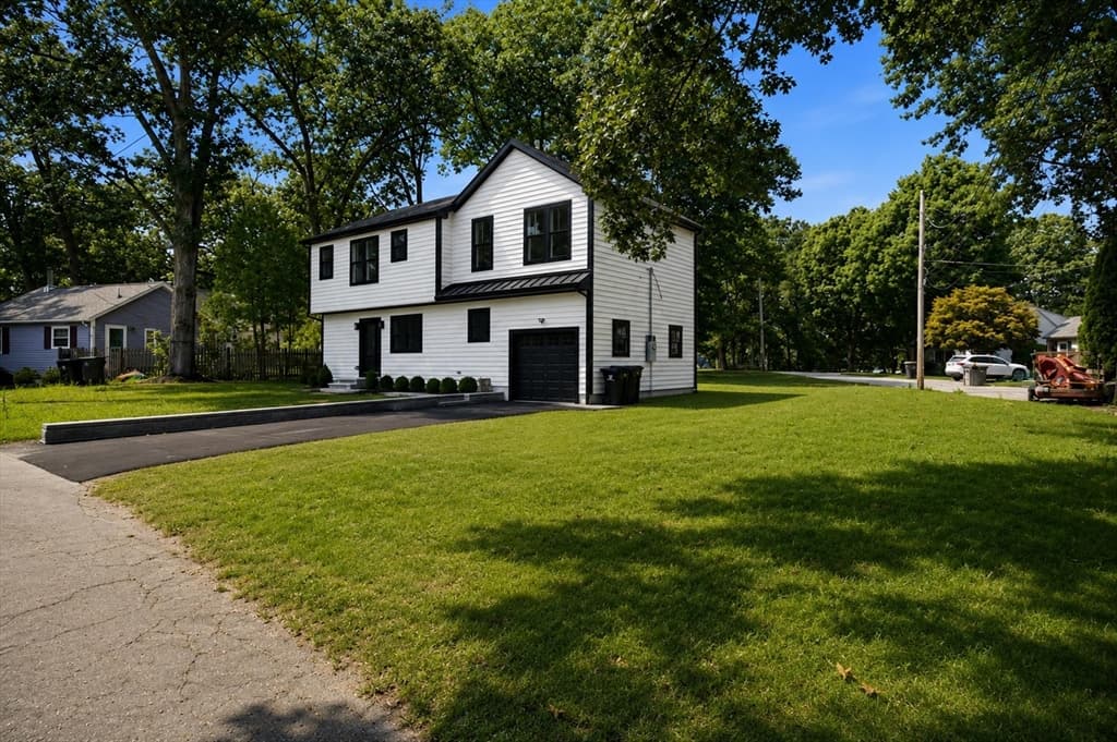 Casa Unifamiliar de 3 quartos em 61 Mcalee Ave, Framingham