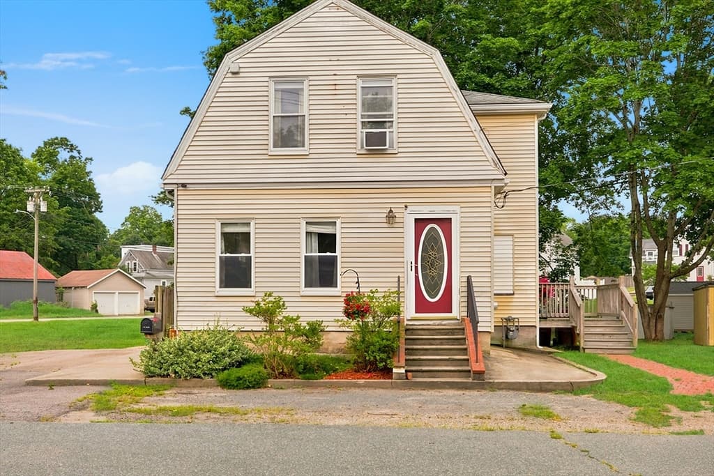 3-bed Single Family at 10 Sumner Ave, Middleboro