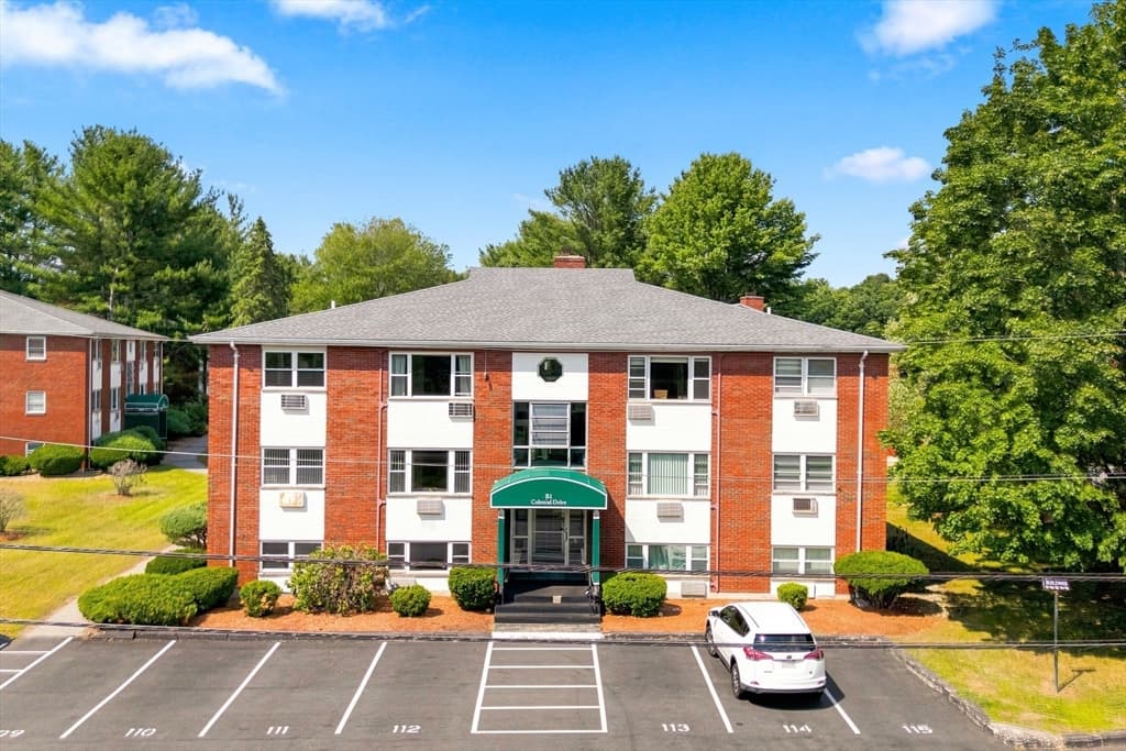 1-bed Condo at 1 Colonial Dr # 8, Andover