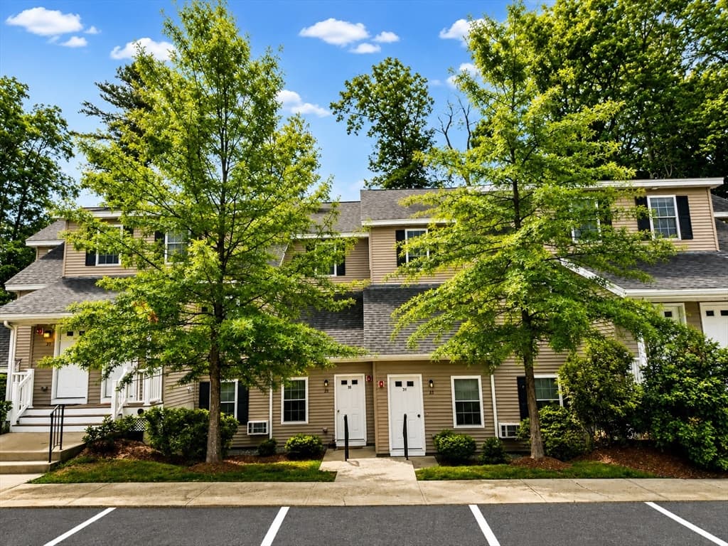 Condomínio de 1 quartos em 33 Mcgillen Drive # 33, Leominster