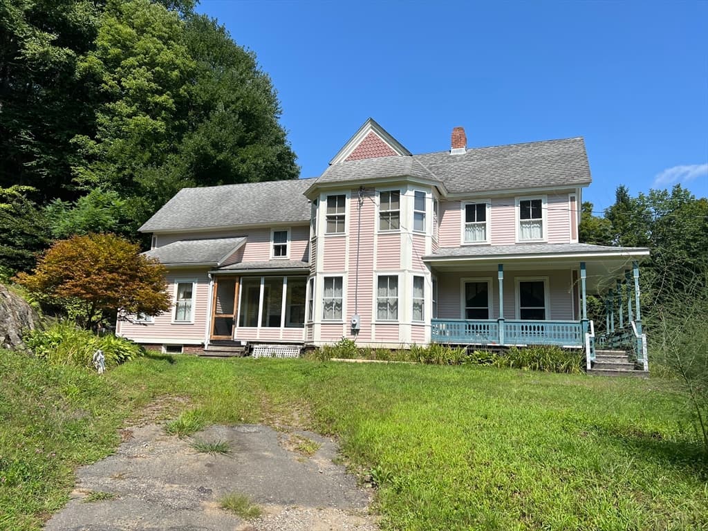 4-bed Single Family at 17 Blandford Hill Rd, Huntington