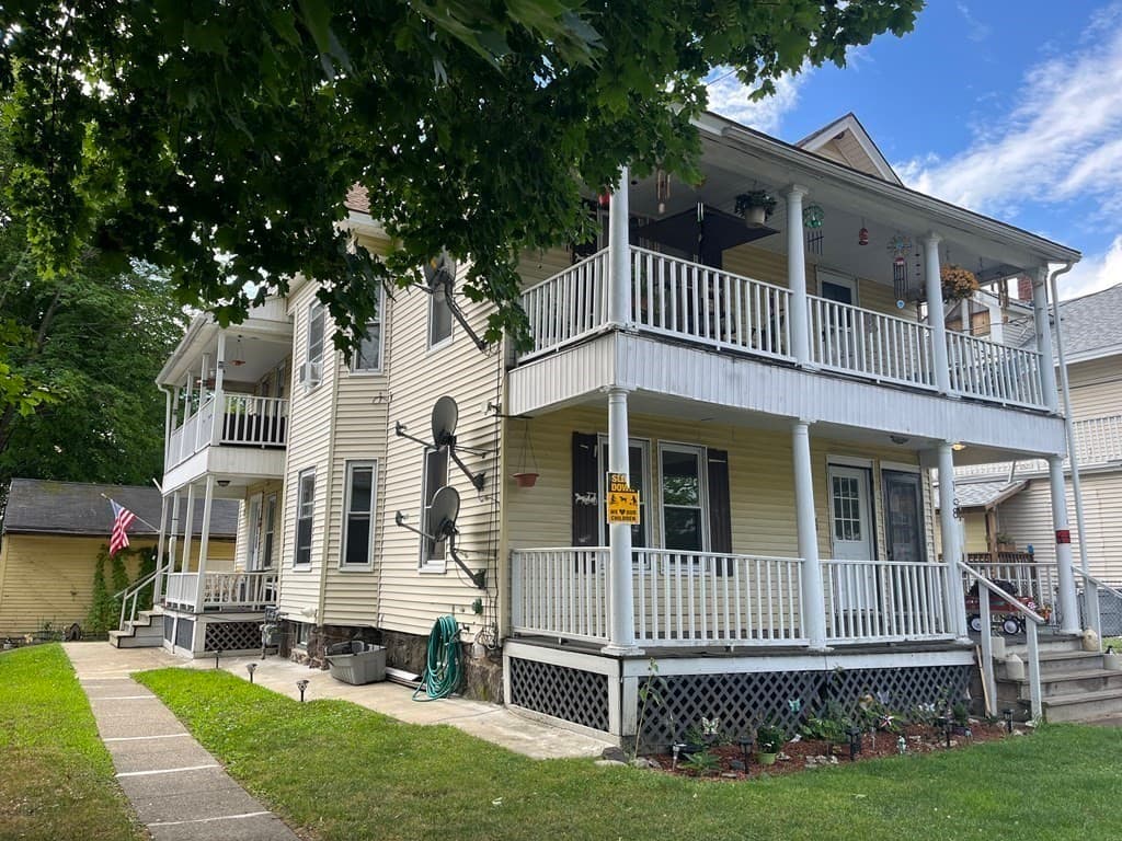 Multifamiliar de 6 habitaciones en 108-110 Conway St, Greenfield