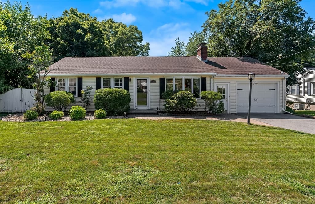 4-bed Single Family at 14 Sunset Drive, Northborough