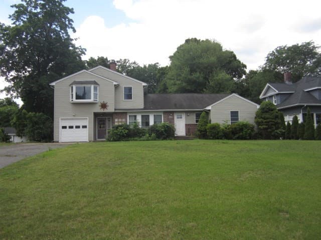 4-bed Single Family at 85 Maple Rd, Longmeadow