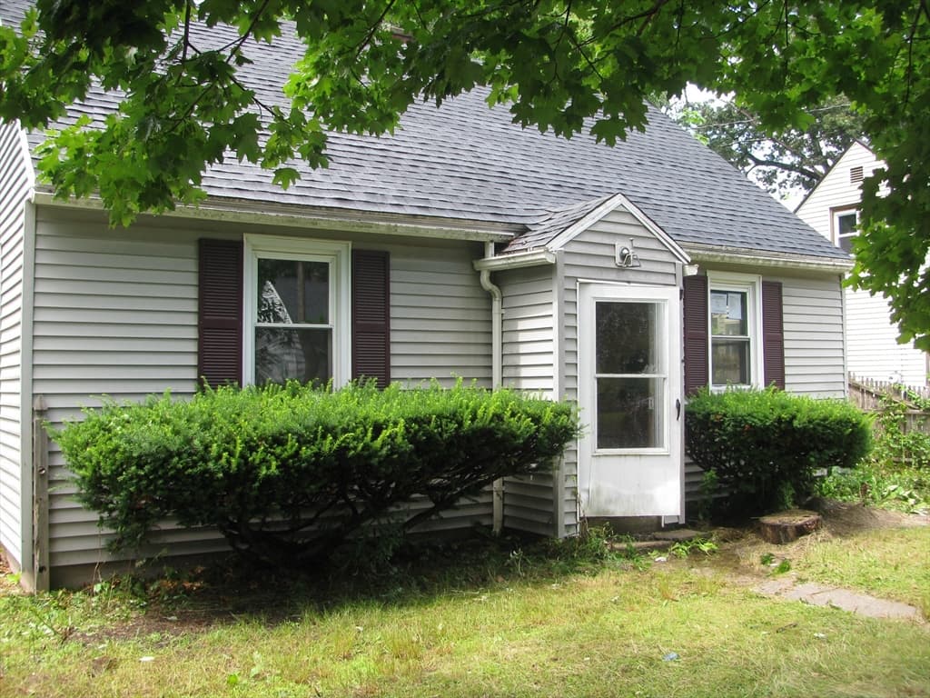 4-bed Single Family at 86 Pheland St, Springfield