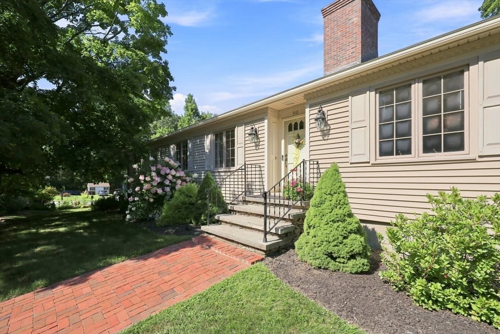 Casa Unifamiliar de 5 quartos em 310 Briarwood Avenue, Southbridge