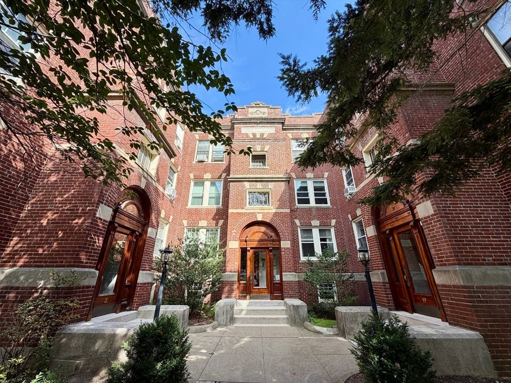 2-bed Condo at 19 Short St # 6, Brookline