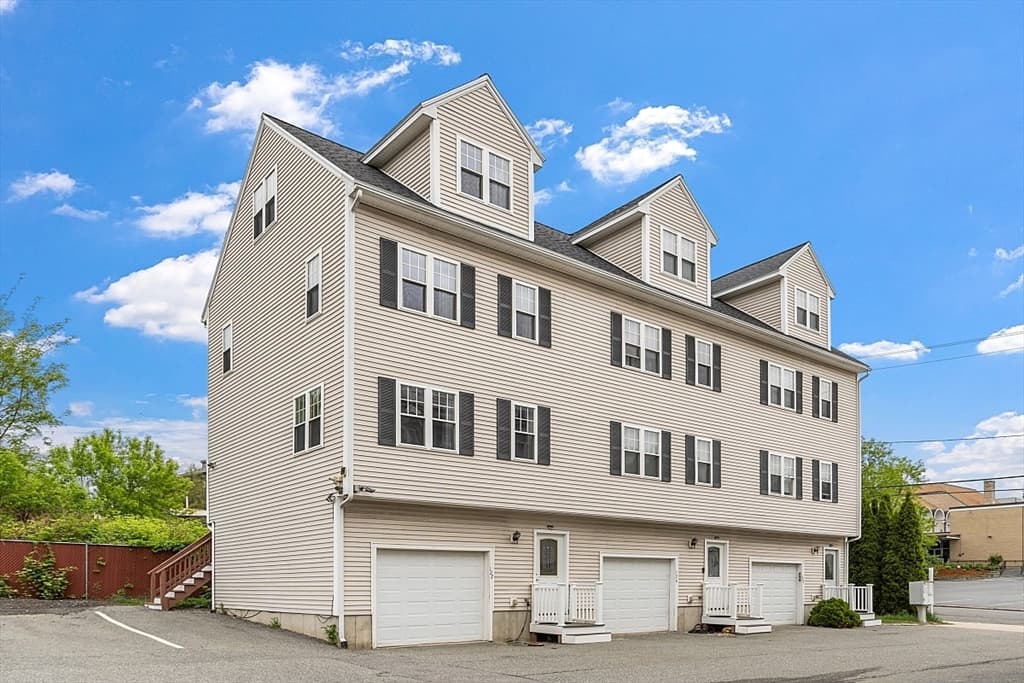 Condominio de 3 habitaciones en 122 Locust St. # 4, Haverhill