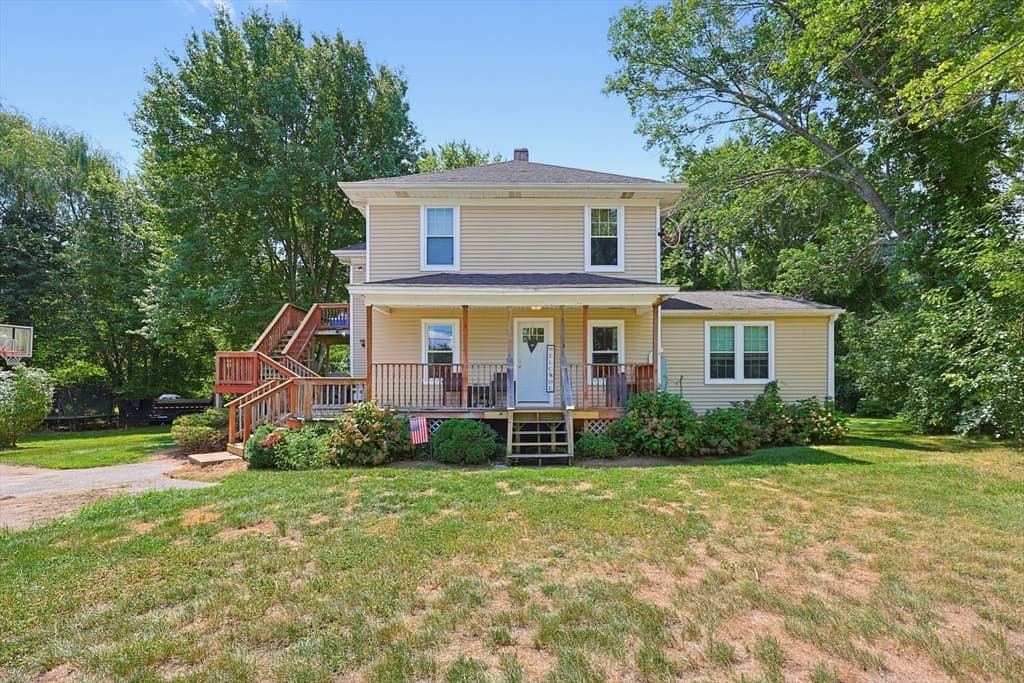 Multifamiliar de 5 quartos em 485 Mendon Rd, Attleboro