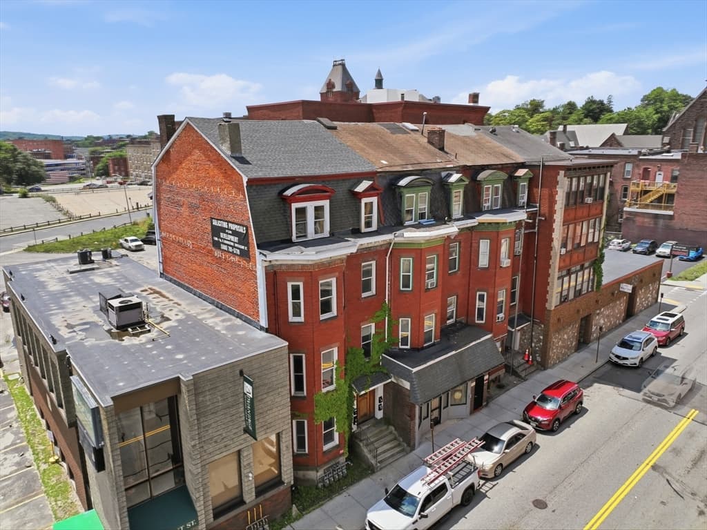 Multifamiliar de 11 quartos em 80 Pleasant St, Worcester