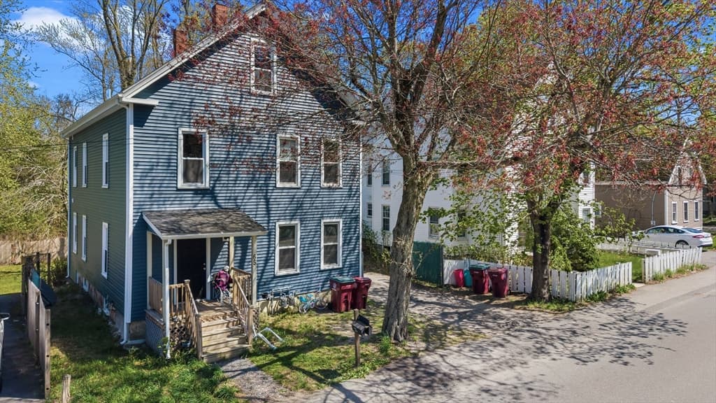 Multifamiliar de 7 quartos em 65 Oak Street, Middleboro
