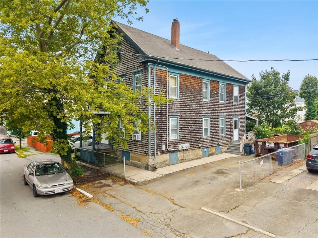 Multifamiliar de 6 quartos em 213 Austin St, New Bedford