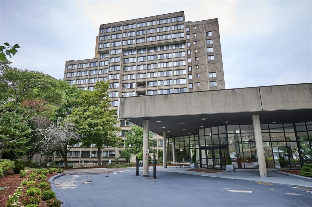 Condominio de 1 habitaciones en 250 Hammond Pond Parkway # 609S, Newton