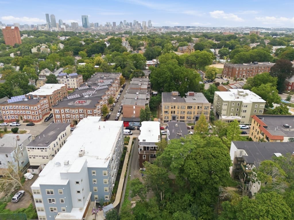 Multifamiliar de 14 quartos em 71 Walnut Park, Boston