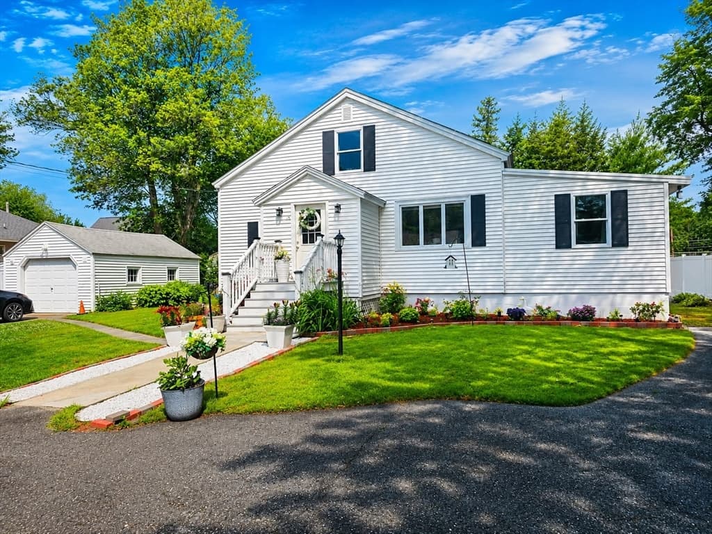 Casa Unifamiliar de 3 quartos em 56 Kirby Ave, Lunenburg