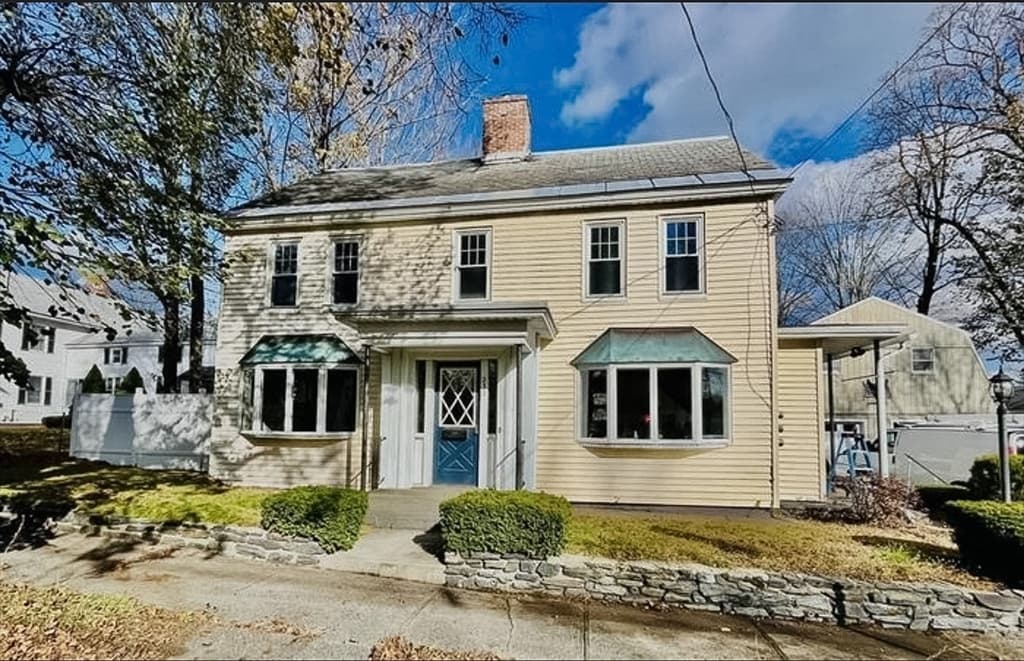 Multifamiliar de 4 quartos em 233 West St, Leominster