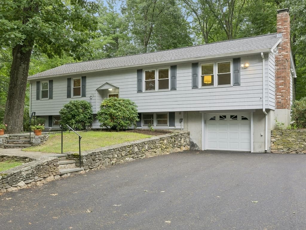 3-bed Single Family at 210 Chamberlain St, Holliston