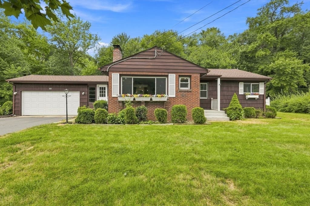 3-bed Single Family at 111 Florida Drive, Agawam