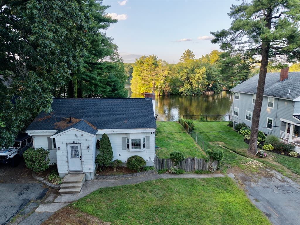 3-bed Single Family at 2 Colonial Road, Lynnfield