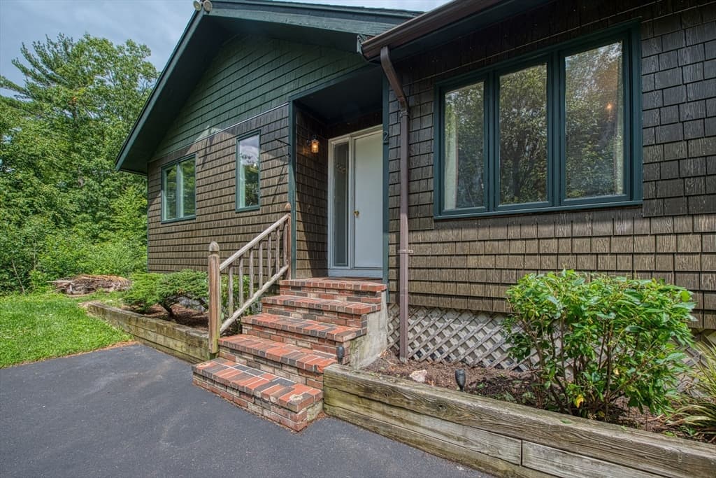4-bed Single Family at 131 Wampum St, Wrentham