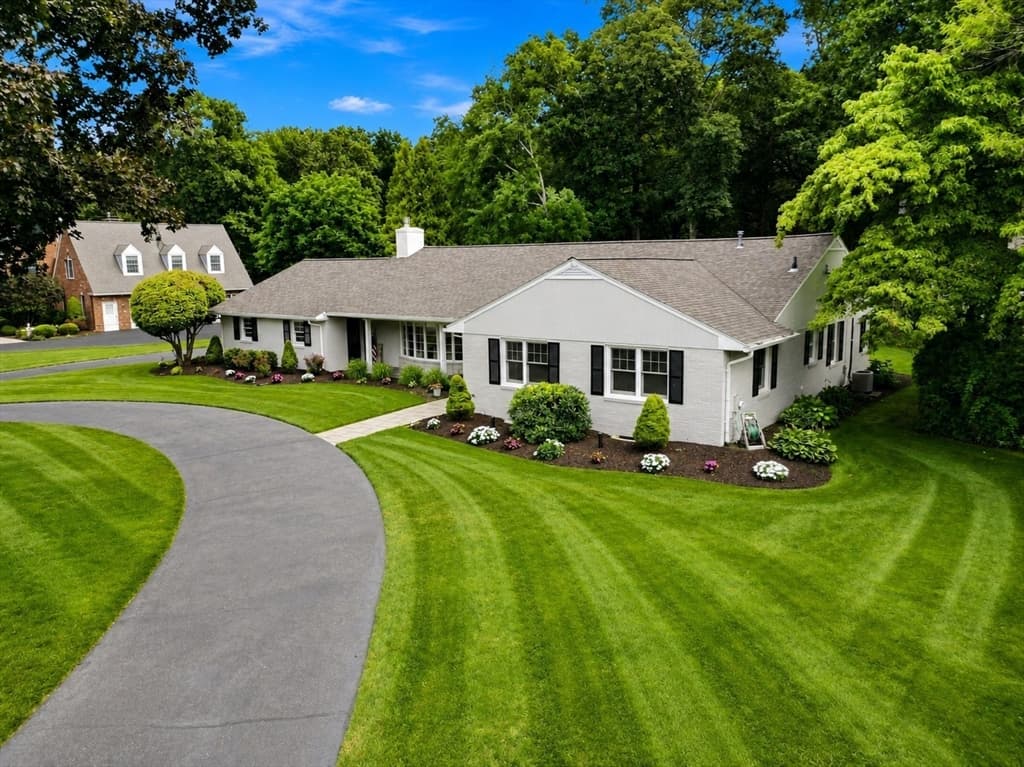 3-bed Single Family at 131 Prynnwood Rd, Longmeadow