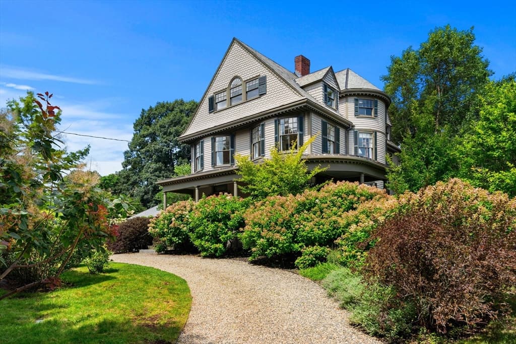 4-bed Single Family at 18 Felt St, Salem