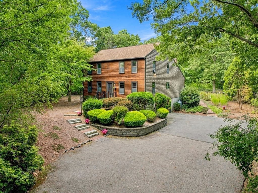 4-bed Single Family at 43 E Russell Mills Rd, Plymouth
