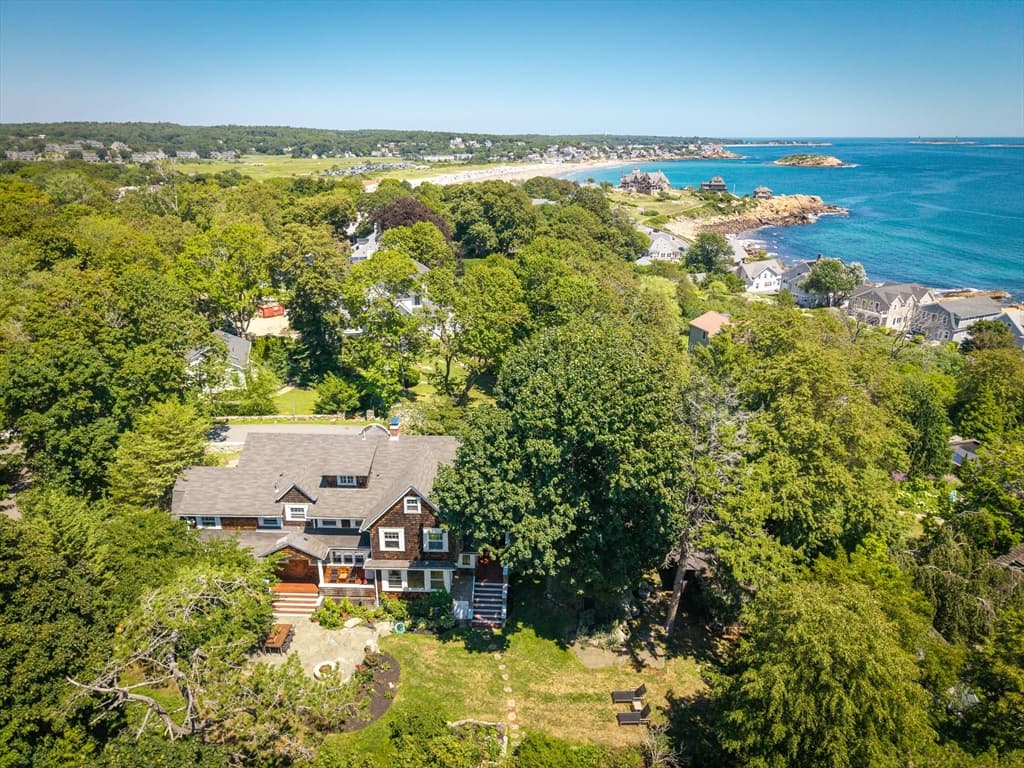 6-bed Single Family at 8 Brier Rd, Gloucester