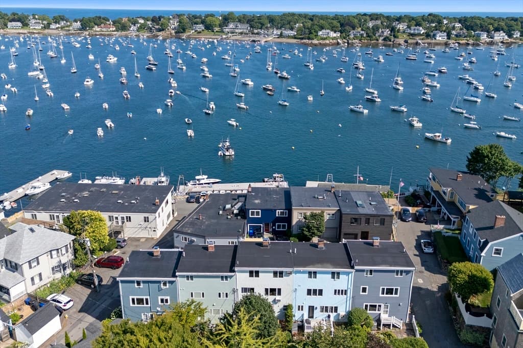 3-bed Single Family at 2 Mariners Ln, Marblehead