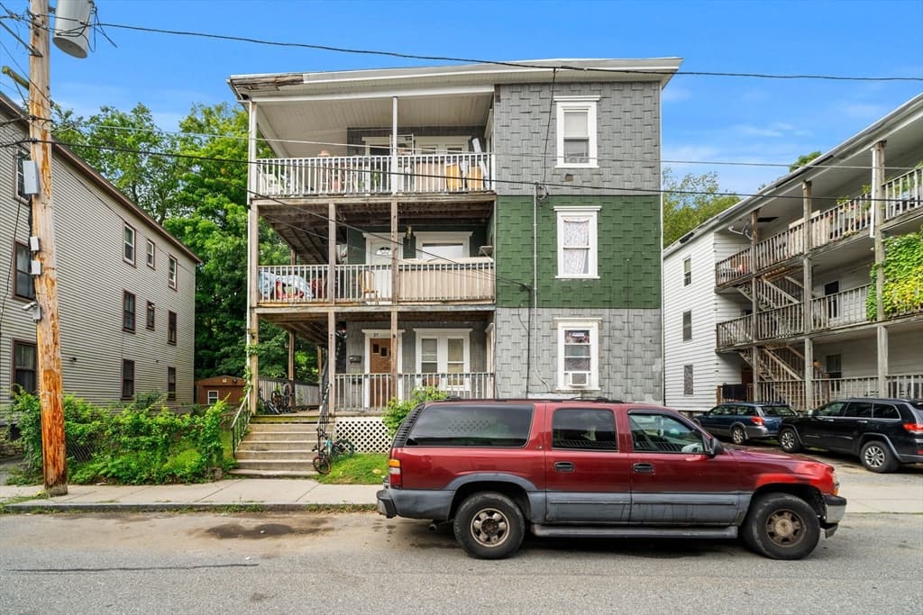 Multifamiliar de 8 habitaciones en 27 Henry St, Southbridge