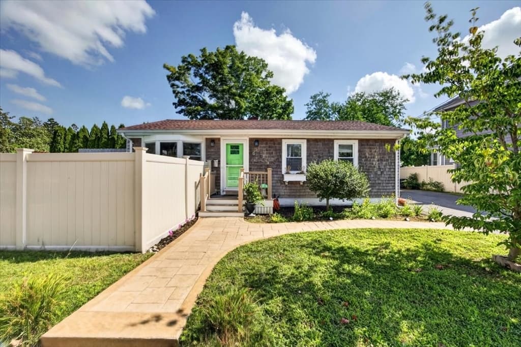 2-bed Single Family at 6 Pontiac St, New Bedford
