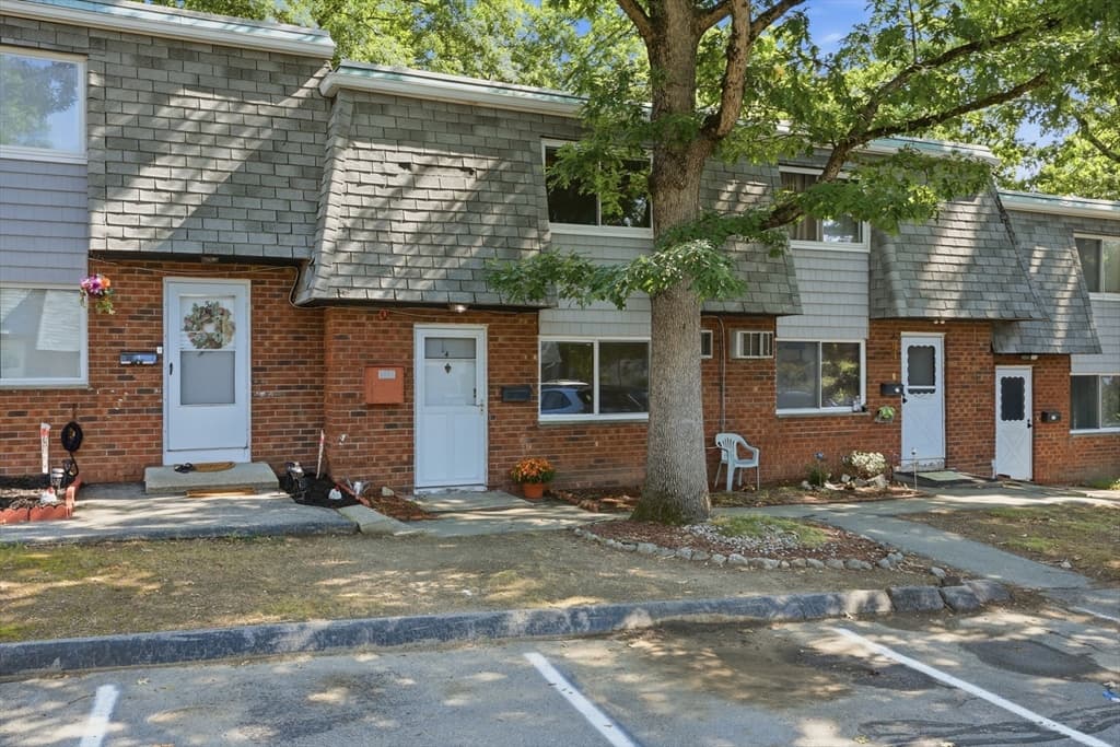Condominio de 2 habitaciones en 141 Thissell Ave # 4, Dracut