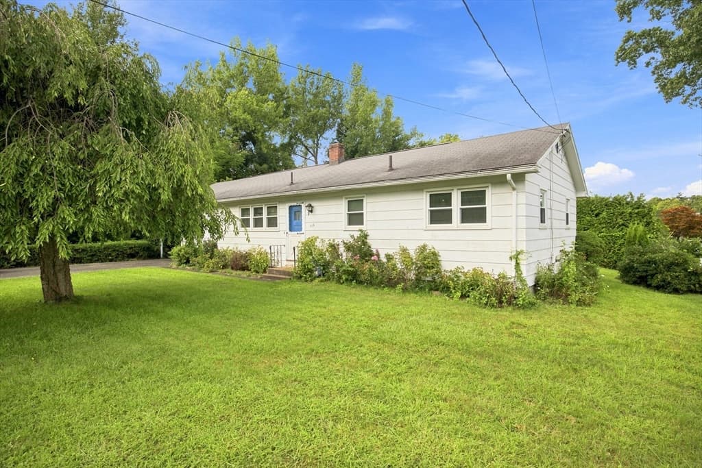 Casa Unifamiliar de 3 quartos em 115 Bemis Rd, Holyoke
