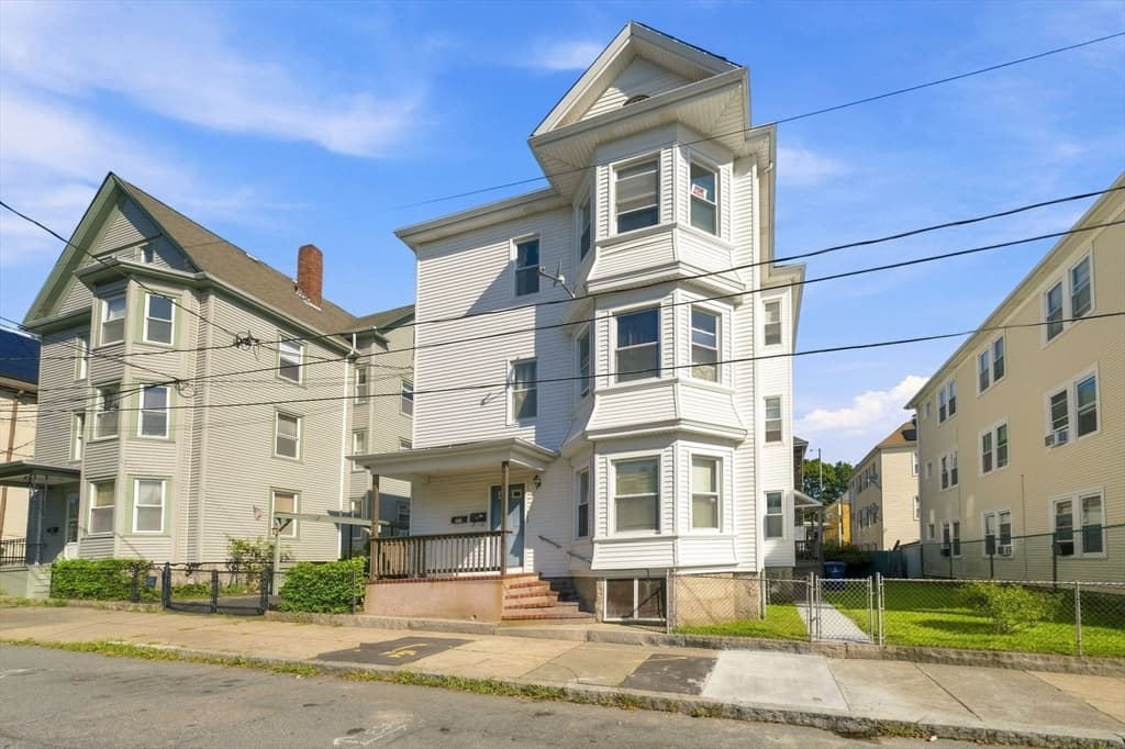 Multifamiliar de 9 habitaciones en 99 Hazard St, New Bedford