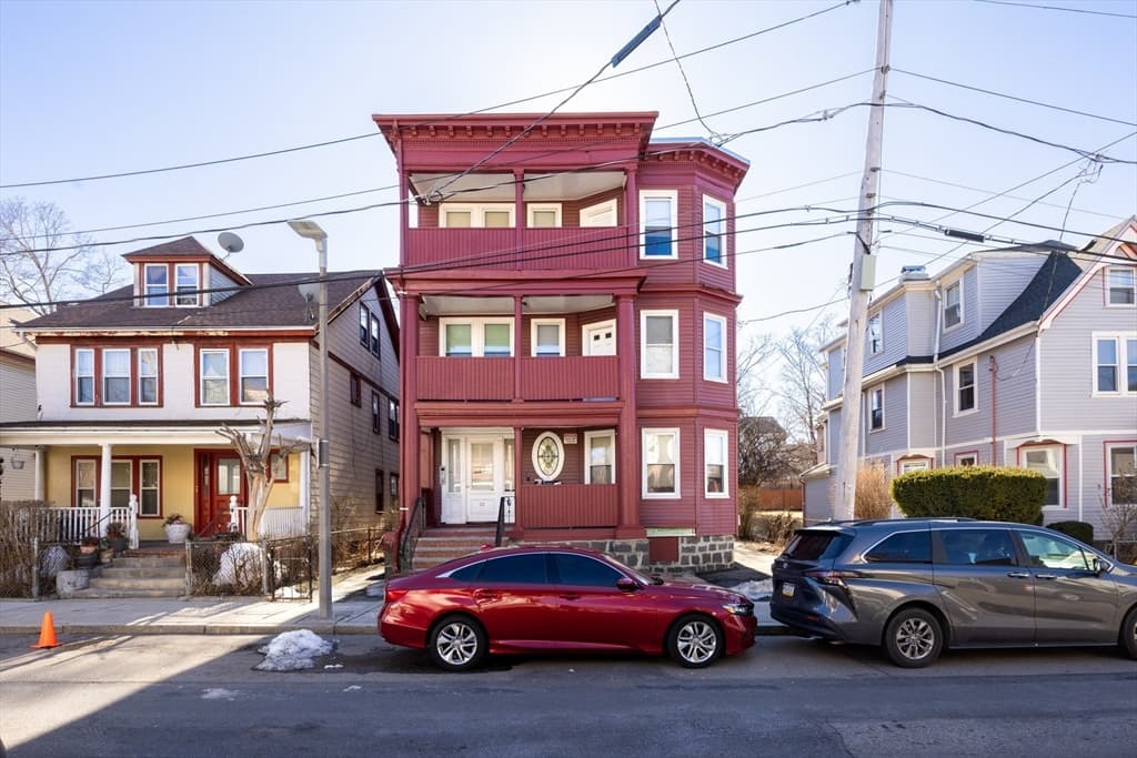 Multifamiliar de 14 habitaciones en 89 Ruthven Street, Boston
