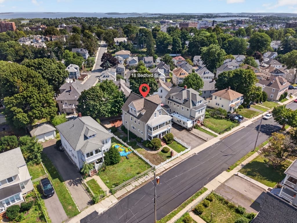 Multifamiliar de 6 quartos em 16 Bedford St, Quincy