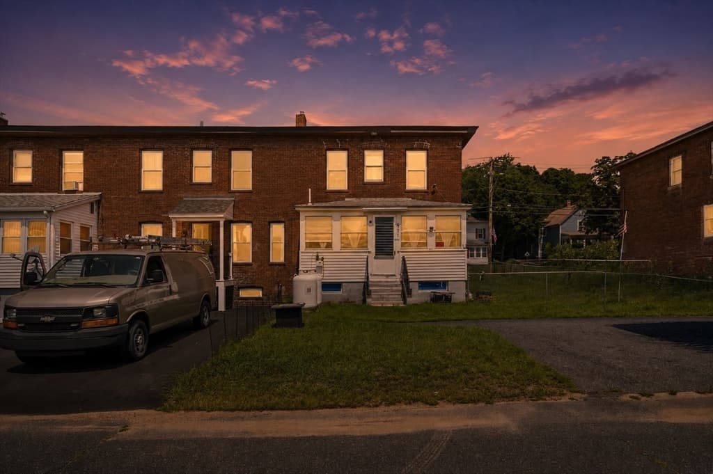 Casa Unifamiliar de 4 quartos em 2271 Main St, Warren