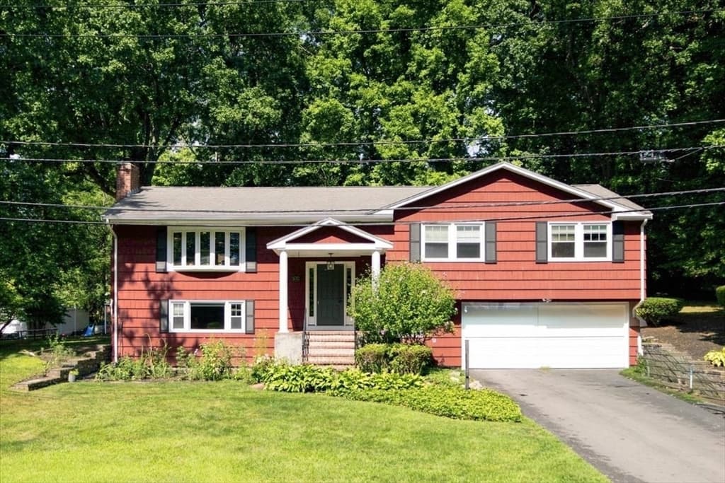 Casa Unifamiliar de 4 quartos em 76 Westover Pkwy, Norwood