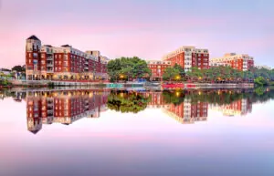 Centro de Waltham, Massachusetts, junto ao rio Charles